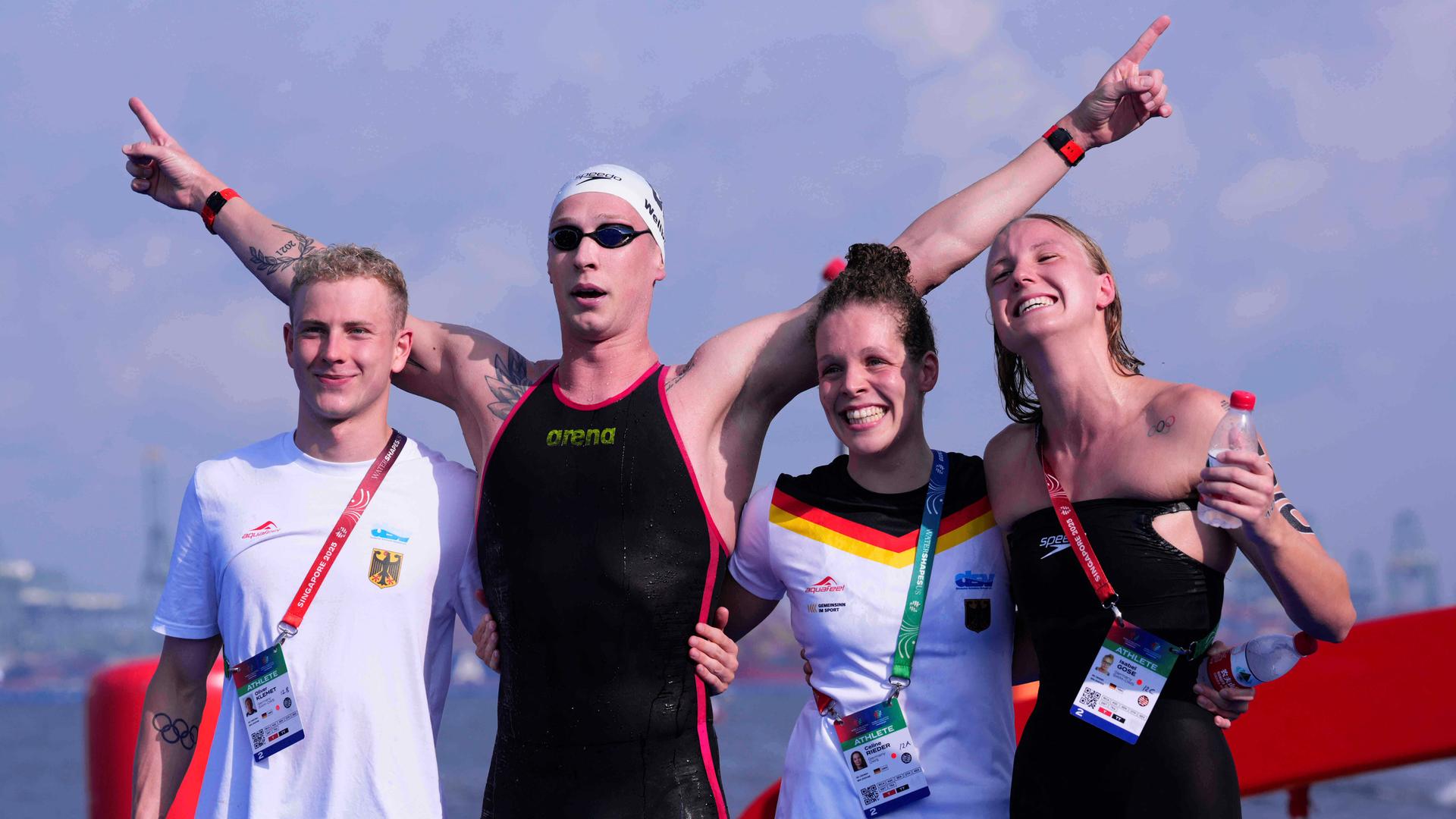 Florian Wellbrock aus Deutschland, zweiter von links, feiert mit seinen Teamkollegen Oliver Klemet, links, Isabel Gose, rechts, und Celine Rieder.