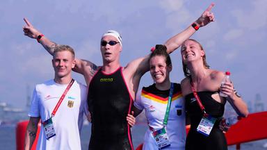Florian Wellbrock aus Deutschland, zweiter von links, feiert mit seinen Teamkollegen Oliver Klemet, links, Isabel Gose, rechts, und Celine Rieder.