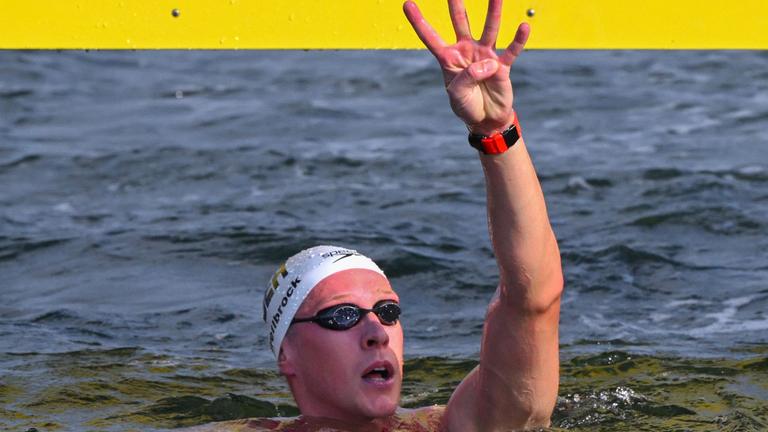 Deutschlands Schwimmer Florian Wellbrock jubelt.