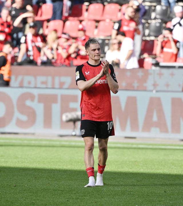 Fußballer Florian Wirtz von Bayer 04 Leverkusen klatschend auf dem Spielfeld nach dem Spiel am 26.04.2025.