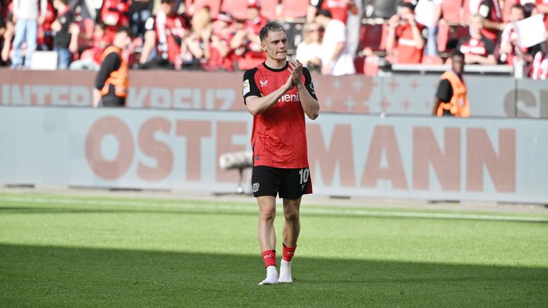Fußballer Florian Wirtz von Bayer 04 Leverkusen klatschend auf dem Spielfeld nach dem Spiel am 26.04.2025.