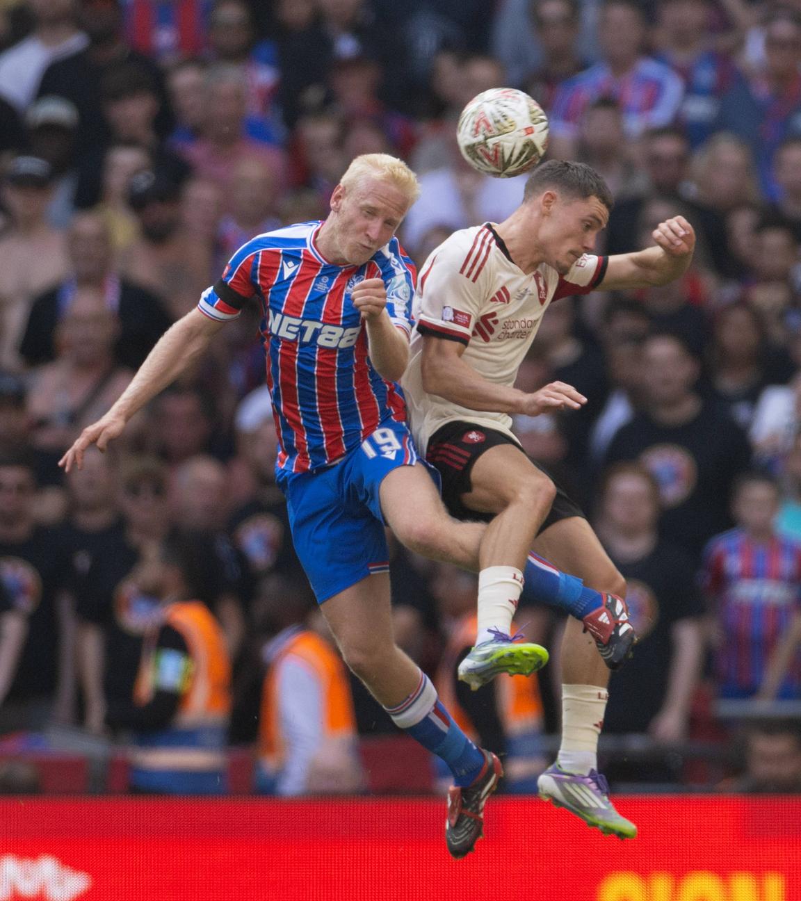 Liverpools Florian Wirtz und Crystal Palace' Will Hughes im Kampf um den Ball.