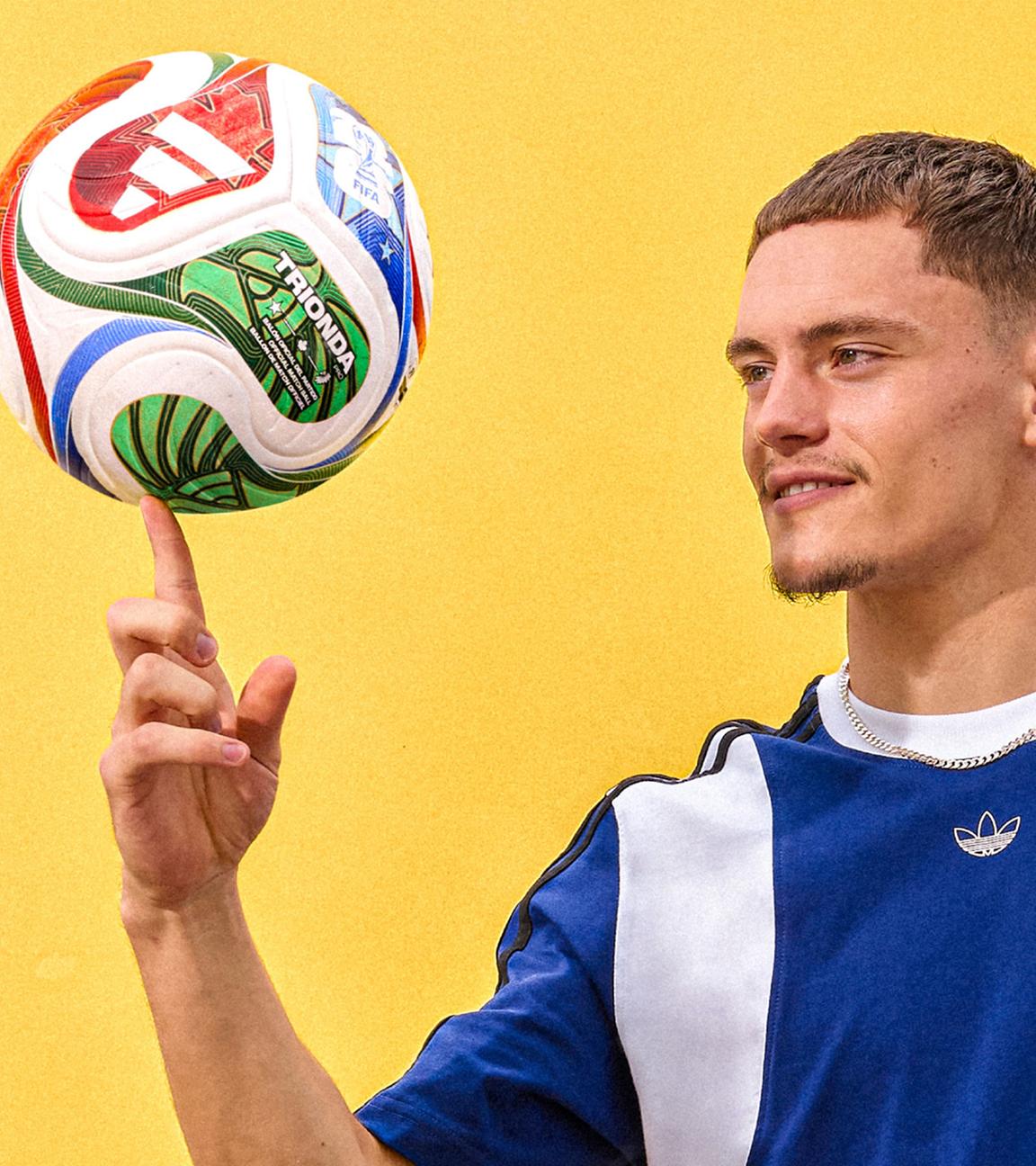 Deutsche Nationalspieler Florian Wirtz mit dem offiziellen Spielball "Trionda" für die Fußball-WM 2026. Aufgenommen in Herzogenaurach, Bayern.