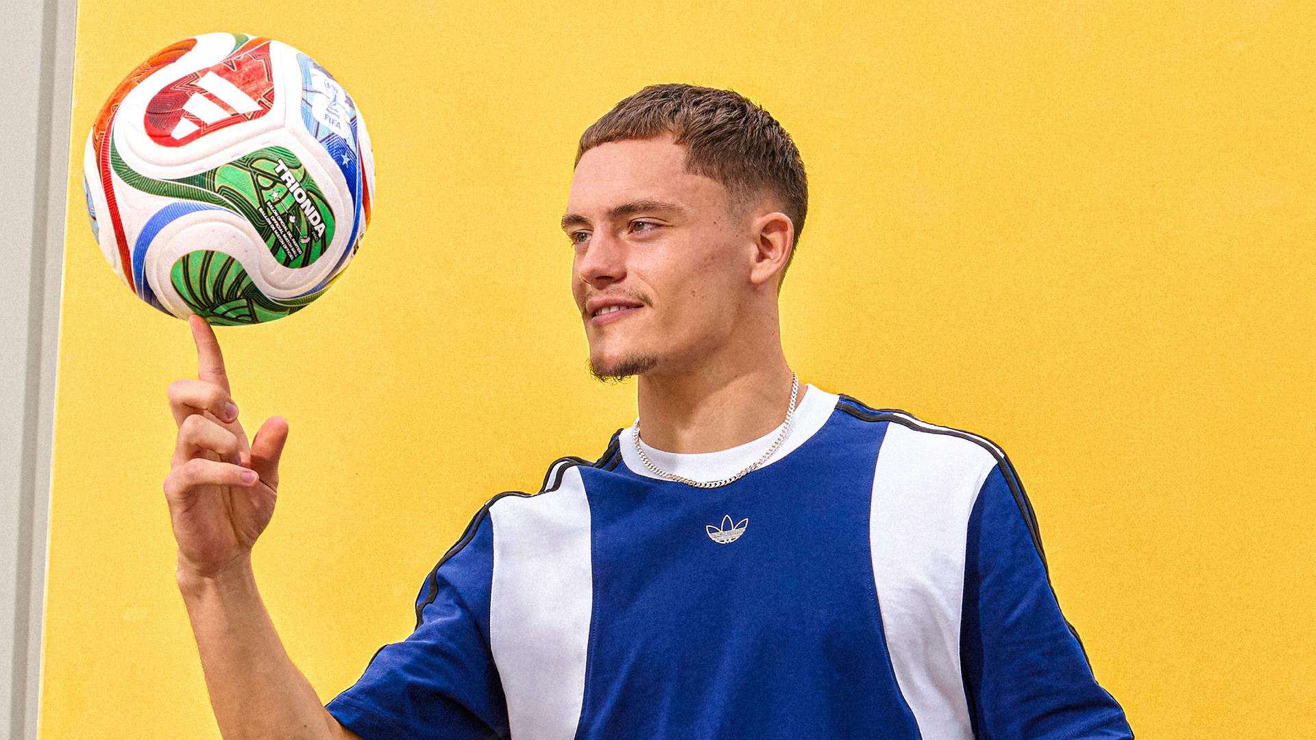 Deutsche Nationalspieler Florian Wirtz mit dem offiziellen Spielball "Trionda" für die Fußball-WM 2026. Aufgenommen in Herzogenaurach, Bayern.