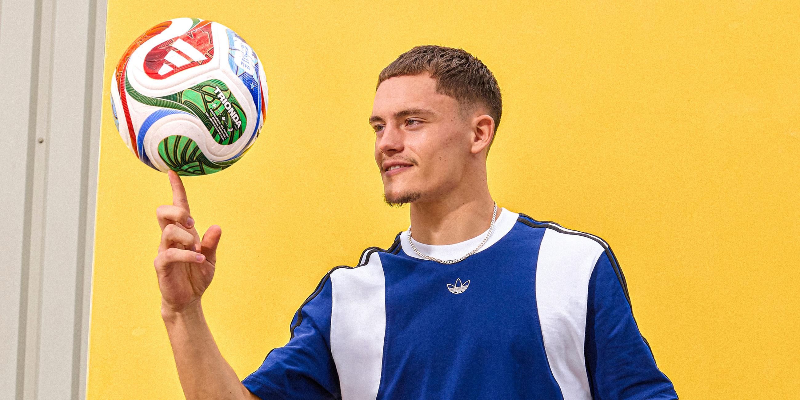 Deutsche Nationalspieler Florian Wirtz mit dem offiziellen Spielball "Trionda" für die Fußball-WM 2026. Aufgenommen in Herzogenaurach, Bayern.