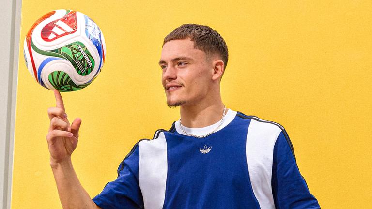 Deutsche Nationalspieler Florian Wirtz mit dem offiziellen Spielball "Trionda" für die Fußball-WM 2026. Aufgenommen in Herzogenaurach, Bayern.