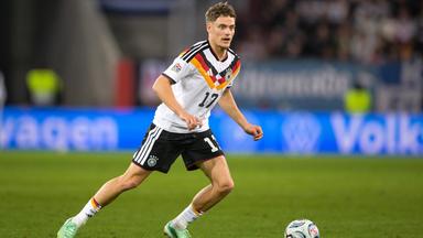 Florian Wirtz führt im Nations-League-Spiel gegen Griechenland am 27.09.2026 den Ball am Fuß.