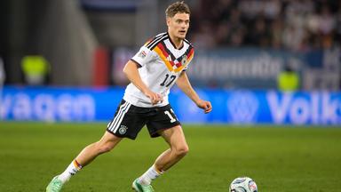 Florian Wirtz führt im Nations-League-Spiel gegen Griechenland am 27.09.2026 den Ball am Fuß.