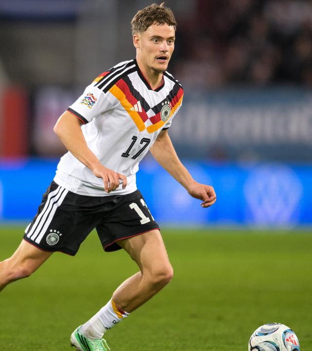 Florian Wirtz führt im Nations-League-Spiel gegen Griechenland am 27.09.2026 den Ball am Fuß.