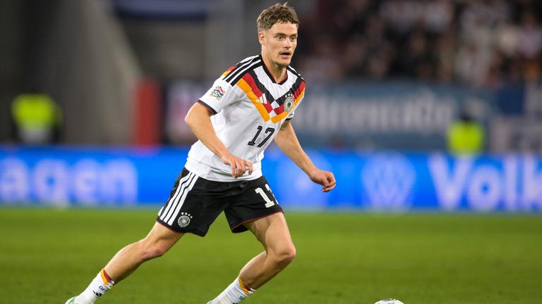 Florian Wirtz führt im Nations-League-Spiel gegen Griechenland am 27.09.2026 den Ball am Fuß.