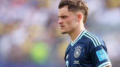 Florian Witz in einem blauen Fußball-Trickot