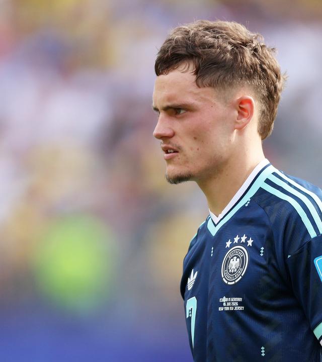 Florian Witz in einem blauen Fußball-Trickot