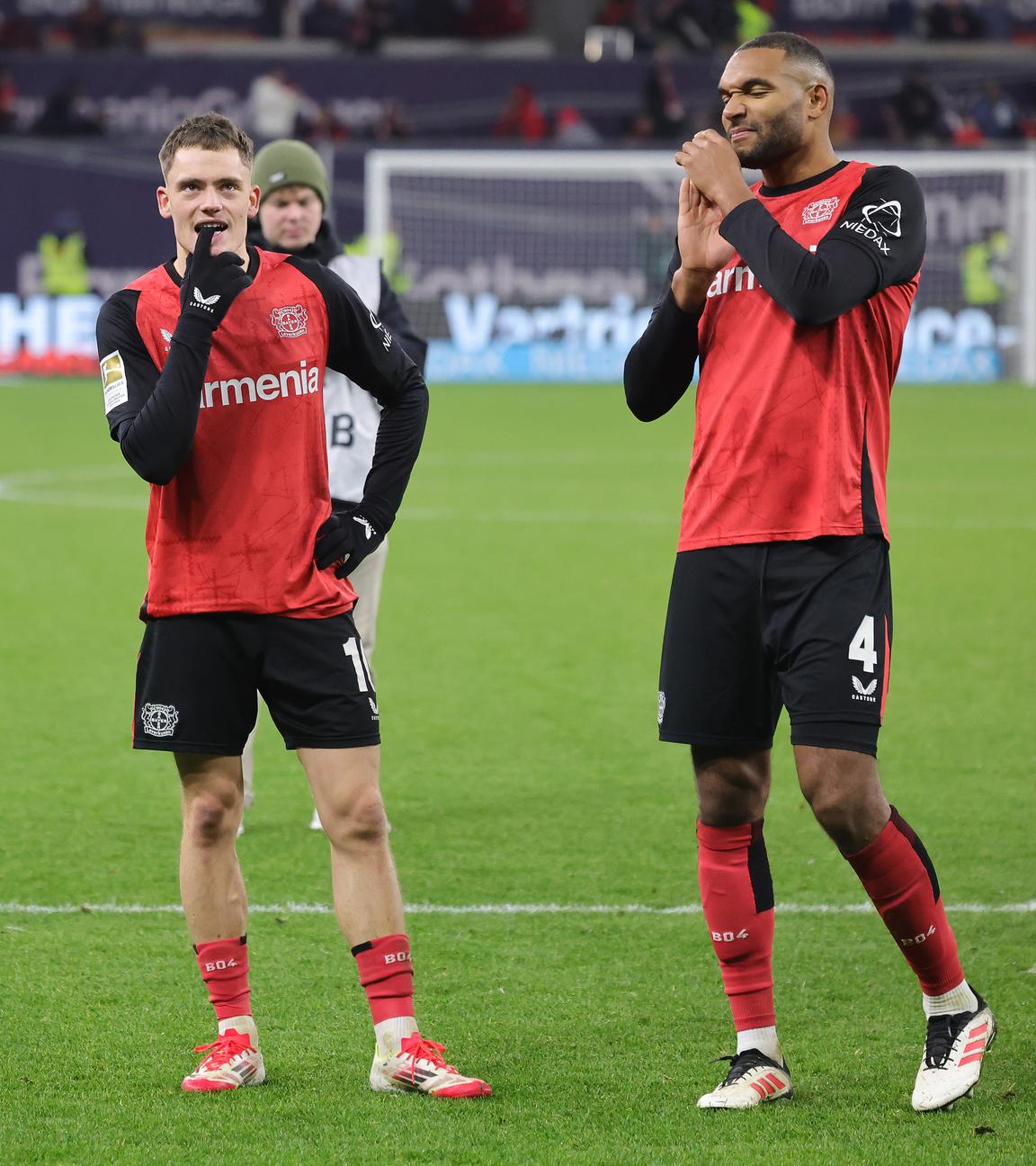 Fußballer Florian Wirtz und Jonathan Tah (Bayer Leverkusen) stehen am 16.05.2025 enttäuscht nach Spielschluß auf dem Feld.