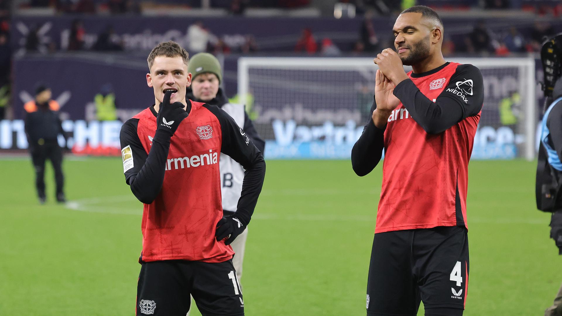 Fußballer Florian Wirtz und Jonathan Tah (Bayer Leverkusen) stehen am 16.05.2025 enttäuscht nach Spielschluß auf dem Feld.
