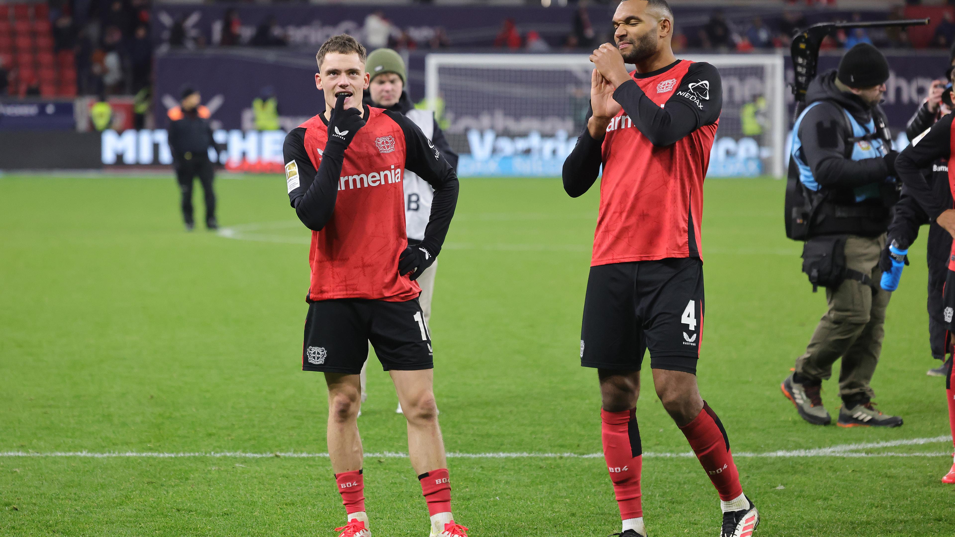 Fußballer Florian Wirtz und Jonathan Tah (Bayer Leverkusen) stehen am 16.05.2025 enttäuscht nach Spielschluß auf dem Feld.