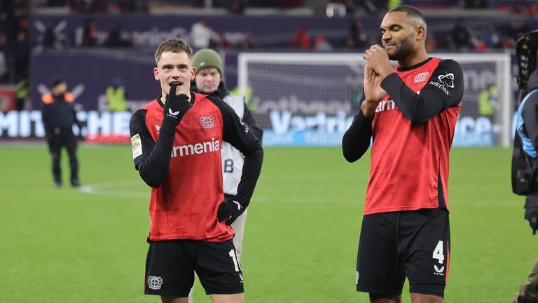 Fußballer Florian Wirtz und Jonathan Tah (Bayer Leverkusen) stehen am 16.05.2025 enttäuscht nach Spielschluß auf dem Feld.
