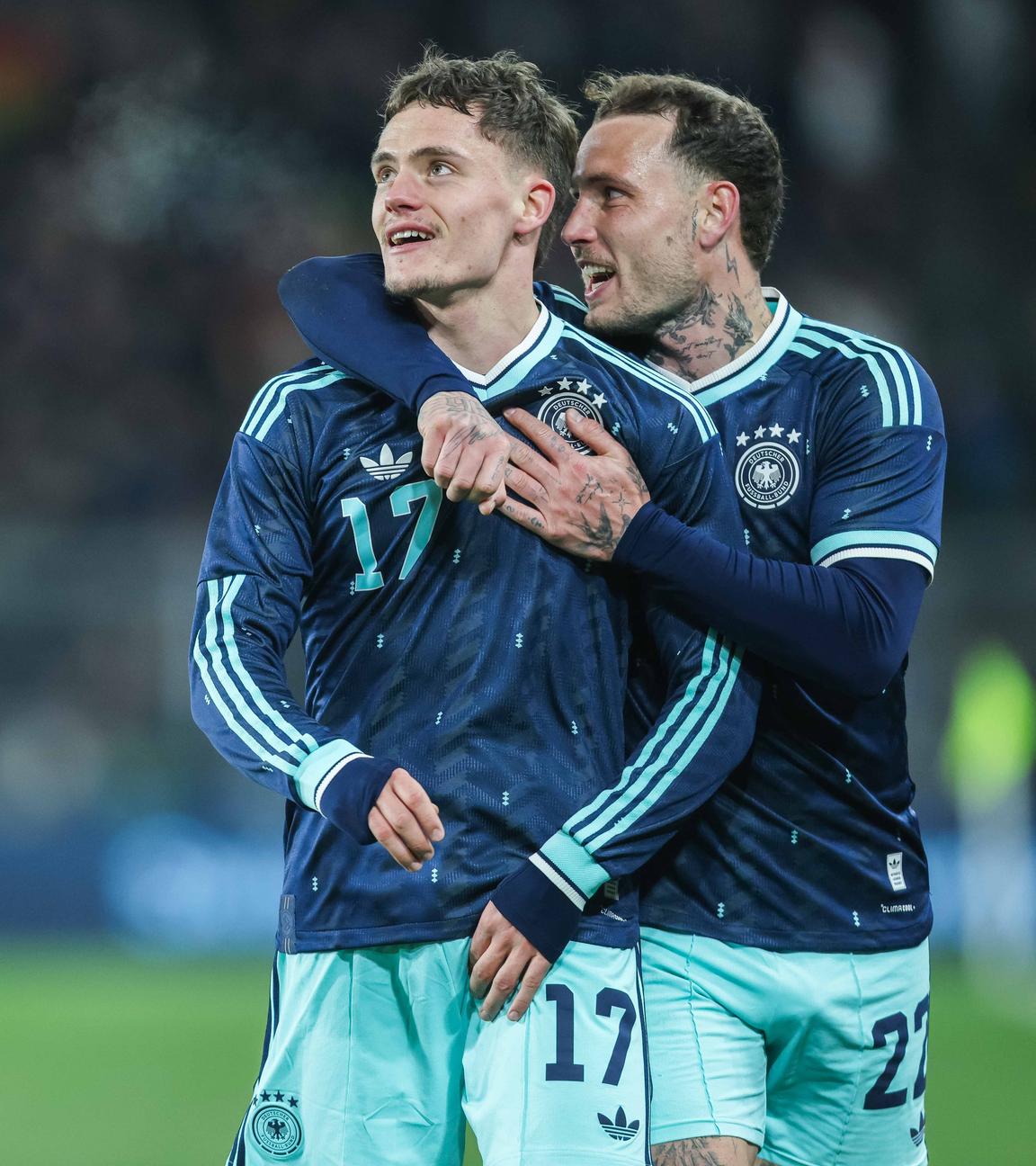 Der deutsche Nationalspieler Florian Wirtz jubelt zusammen mit David Raum und Serge Gnabry nach seinem Treffer zum 2:3