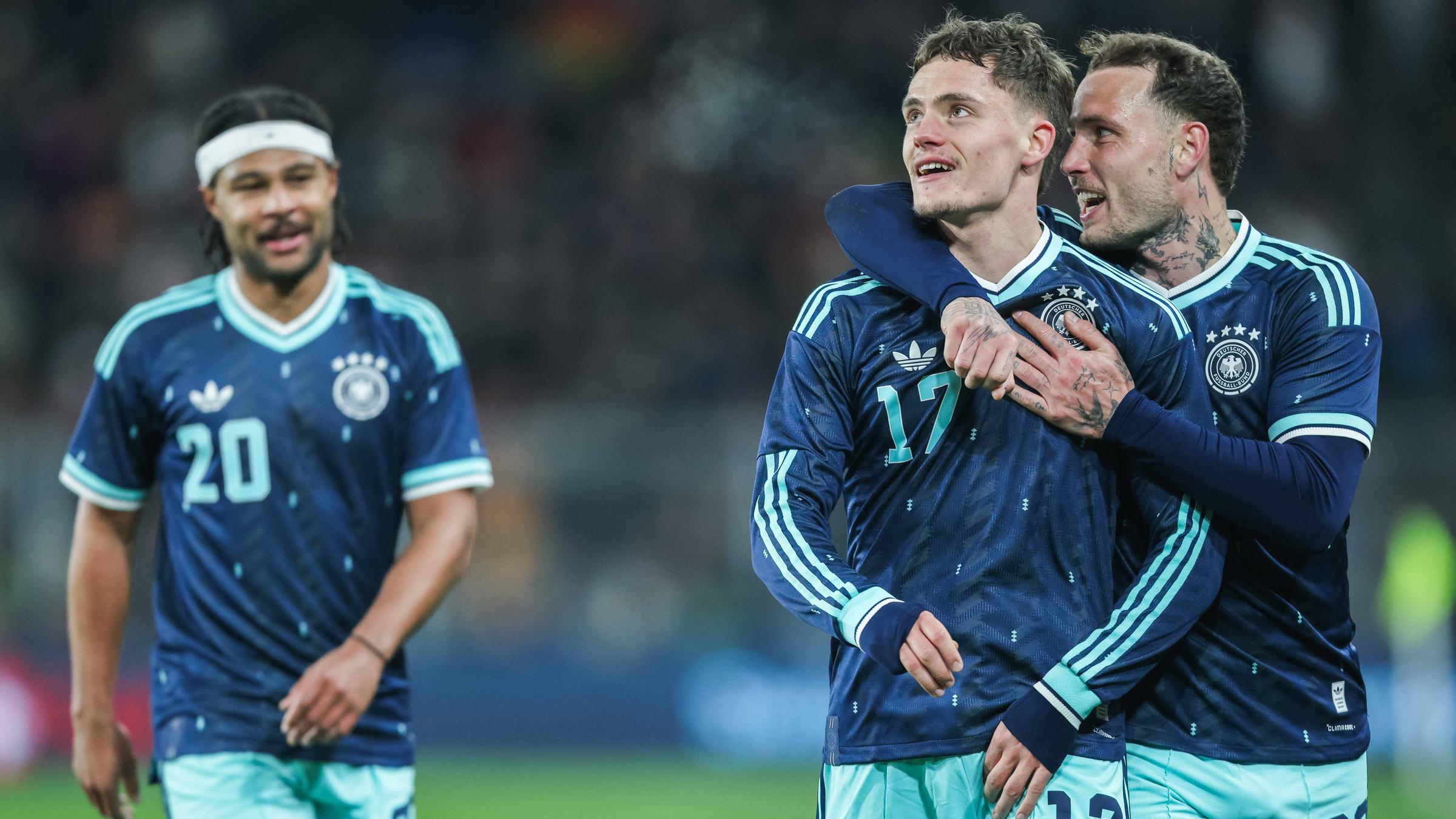 Der deutsche Nationalspieler Florian Wirtz jubelt zusammen mit David Raum und Serge Gnabry nach seinem Treffer zum 2:3
