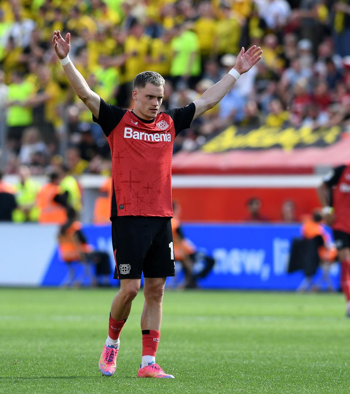 Florian Wirtz gestikuliert auf dem Spielfeld
