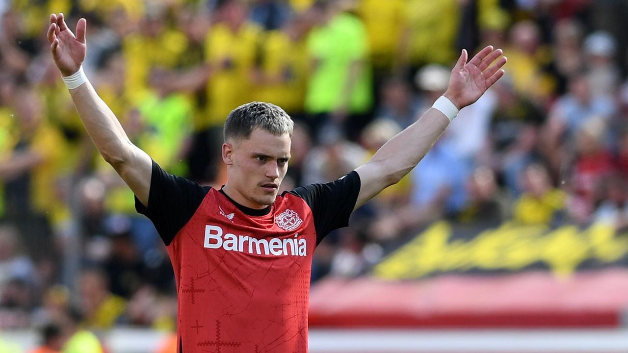 Florian Wirtz gestikuliert auf dem Spielfeld