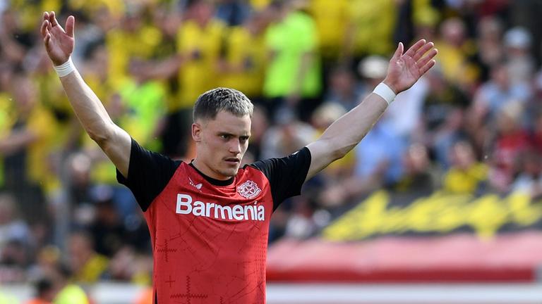 Florian Wirtz gestikuliert auf dem Spielfeld