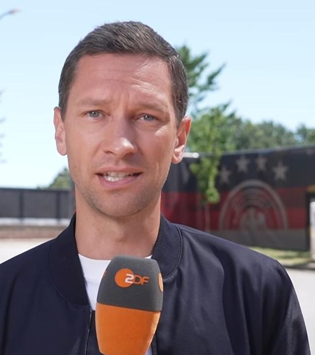 ZDF-Sportreporter Florian Zschiedrich im DFB-Quartier