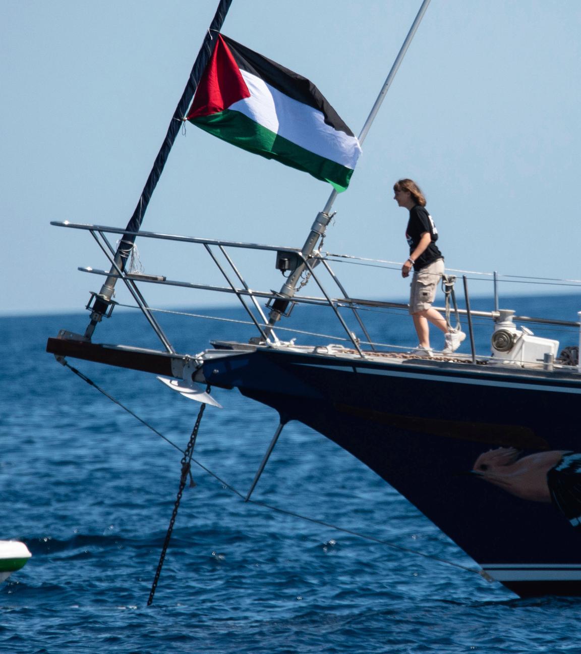 Aktivisten der Freedom Flotilla Coalition gehen an Bord des Bootes Madleen