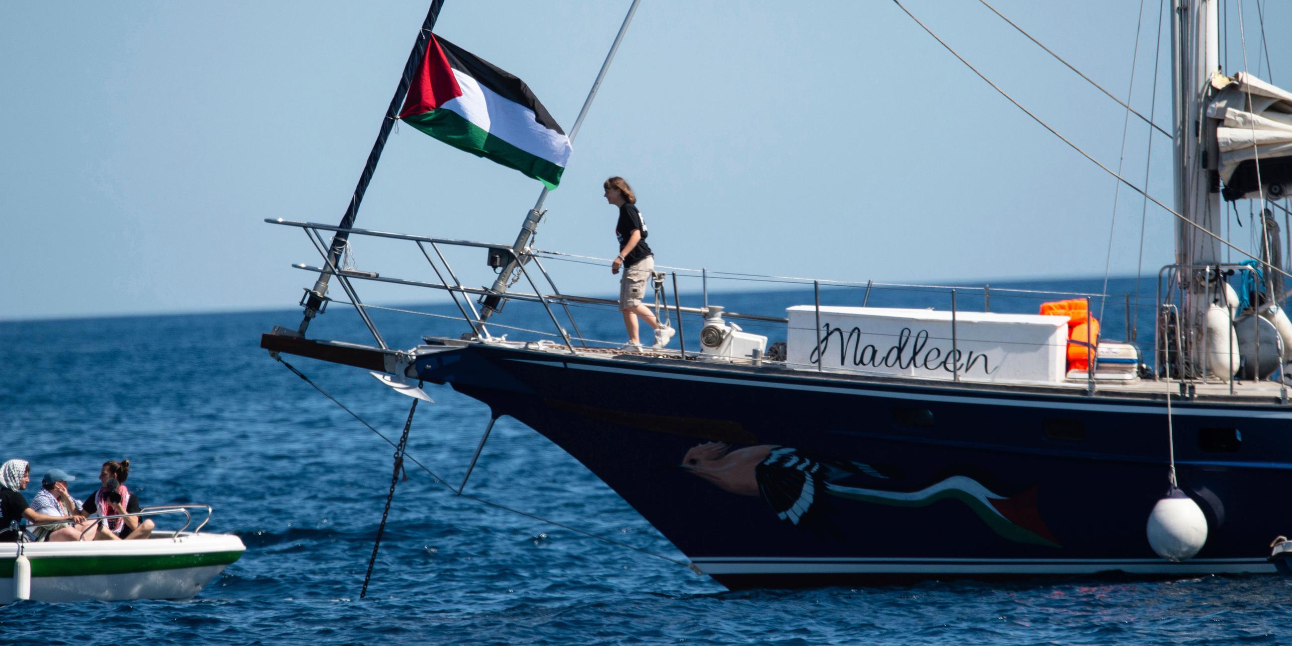 Aktivisten der Freedom Flotilla Coalition gehen an Bord des Bootes Madleen