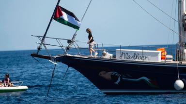 Aktivisten der Freedom Flotilla Coalition gehen an Bord des Bootes Madleen