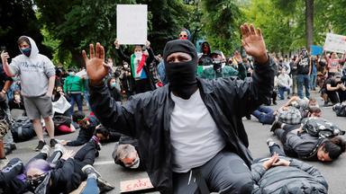 Demonstranten bei friedlichem Protest in Portland