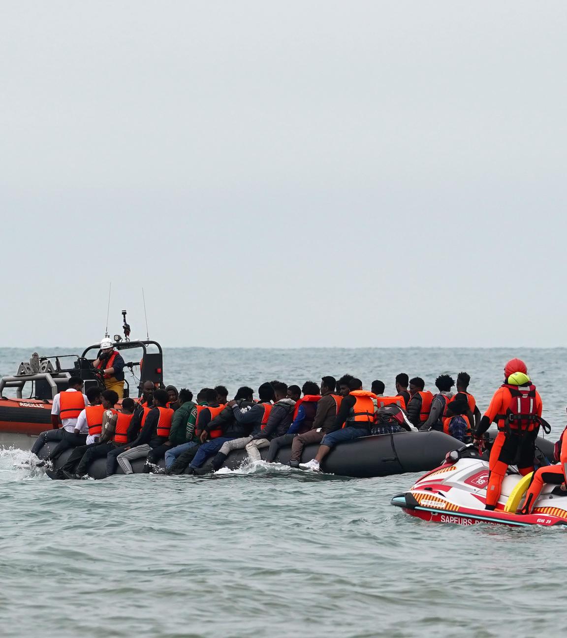 Ein kleines Schlauchboot mit vielen Migranten