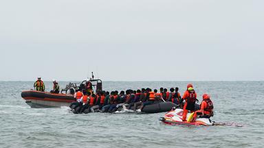 Ein kleines Schlauchboot mit vielen Migranten