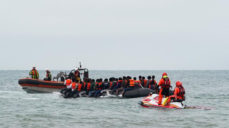 Ein kleines Schlauchboot mit vielen Migranten