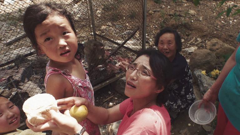 ine koreanische Familie beim behelfsmäßigen Zubereiten einer Mahlzeit