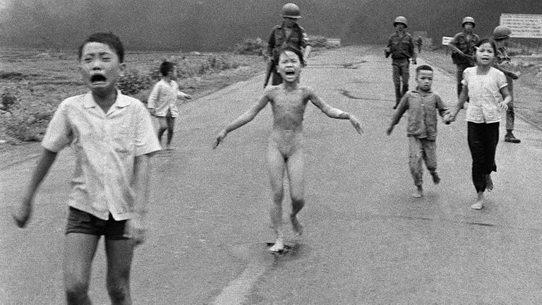 Flucht vor Napalm-Angriffen im Vietnamkrieg 