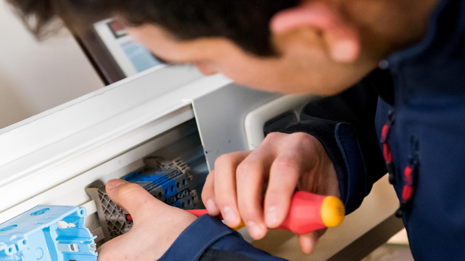 Archiv: Flüchtling macht Ausbildung als Elektriker