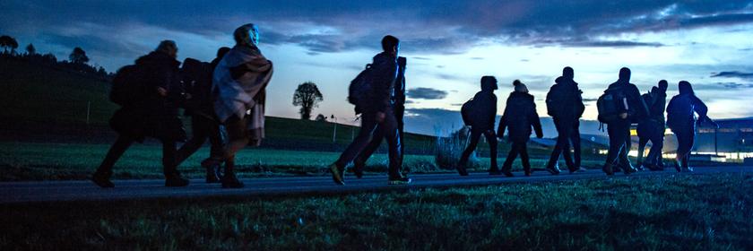 Archiv: Flüchtlinge gehen am 28.10.2015 hinter der deutsch-österreichischen Grenze in Wegscheid (Bayern) zu einer Notunterkunft