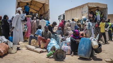 Archiv: Sudanesische Flüchtlinge warten auf  einen Weitertransport, aufgenommen am 28.6.2025