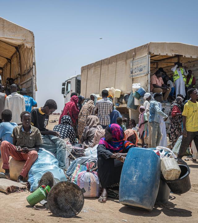 Archiv: Sudanesische Flüchtlinge warten auf  einen Weitertransport, aufgenommen am 28.6.2025