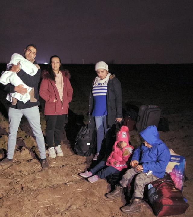 Flüchtlingsfamilie an der griechisch-türkischen Grenze