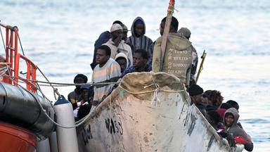 Flüchtlingsboot vor den Kanarischen Inseln wird geschleppt