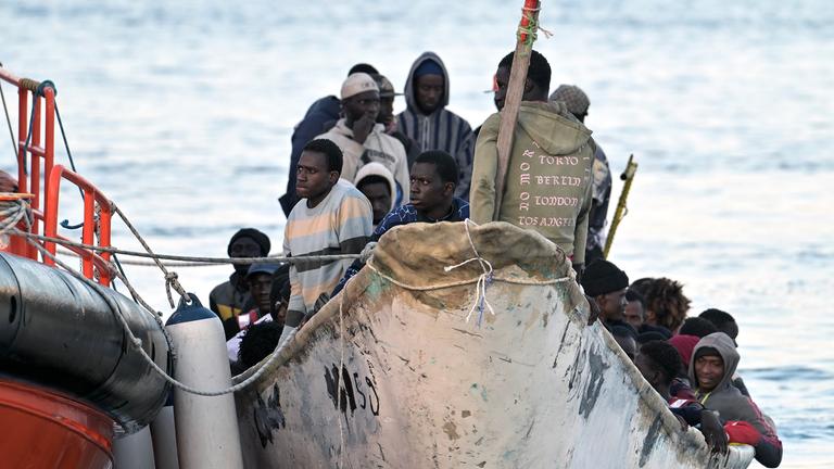 Flüchtlingsboot vor den Kanarischen Inseln wird geschleppt