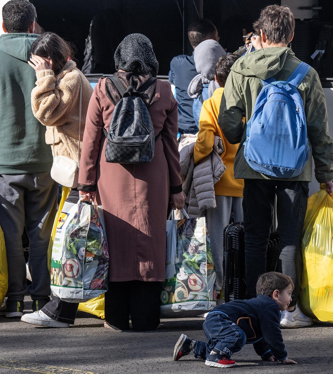 Flüchtlinge laden ihr Gepäck in Bus, aufgenommen am 11.10.2023 in Gießen