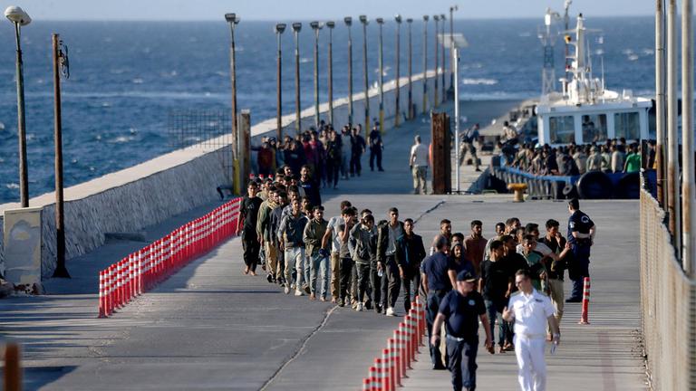 Eine Gruppe von rund 520 Menschen wurde am frühen Mittwochmorgen in der Nähe von Kreta gerettet und ging im Athener Hafen Lavrio an Land