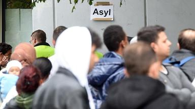 Archiv: Flüchtlinge am 08.10.2014 in Karlsruhe