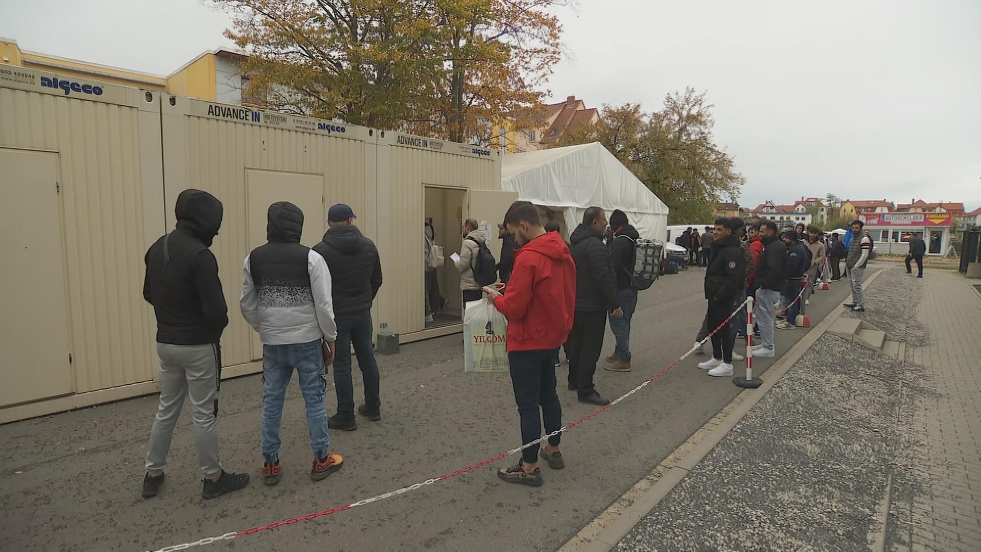 Auf dem Bild sind Flüchtlinge wartend in einer Schlange.