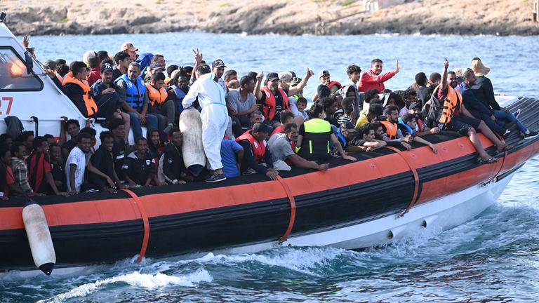 Migranten drängen sich an Deck des Patrouillenboots CP327 der italienischen Küstenwache, als es im Hafen von Lampedusa (Italien) einläuft, aufgenommen am 18.09.2023