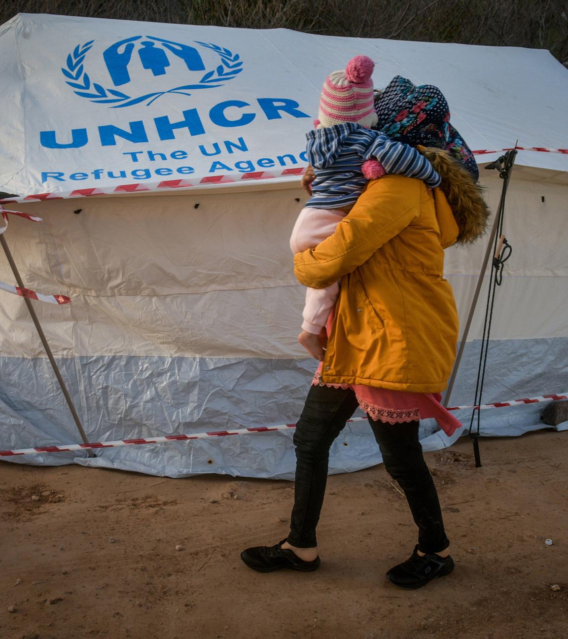 Flüchtlinge vor einem Zelt des UNHCR auf der griechischen Insel Lesbos, Archivbild