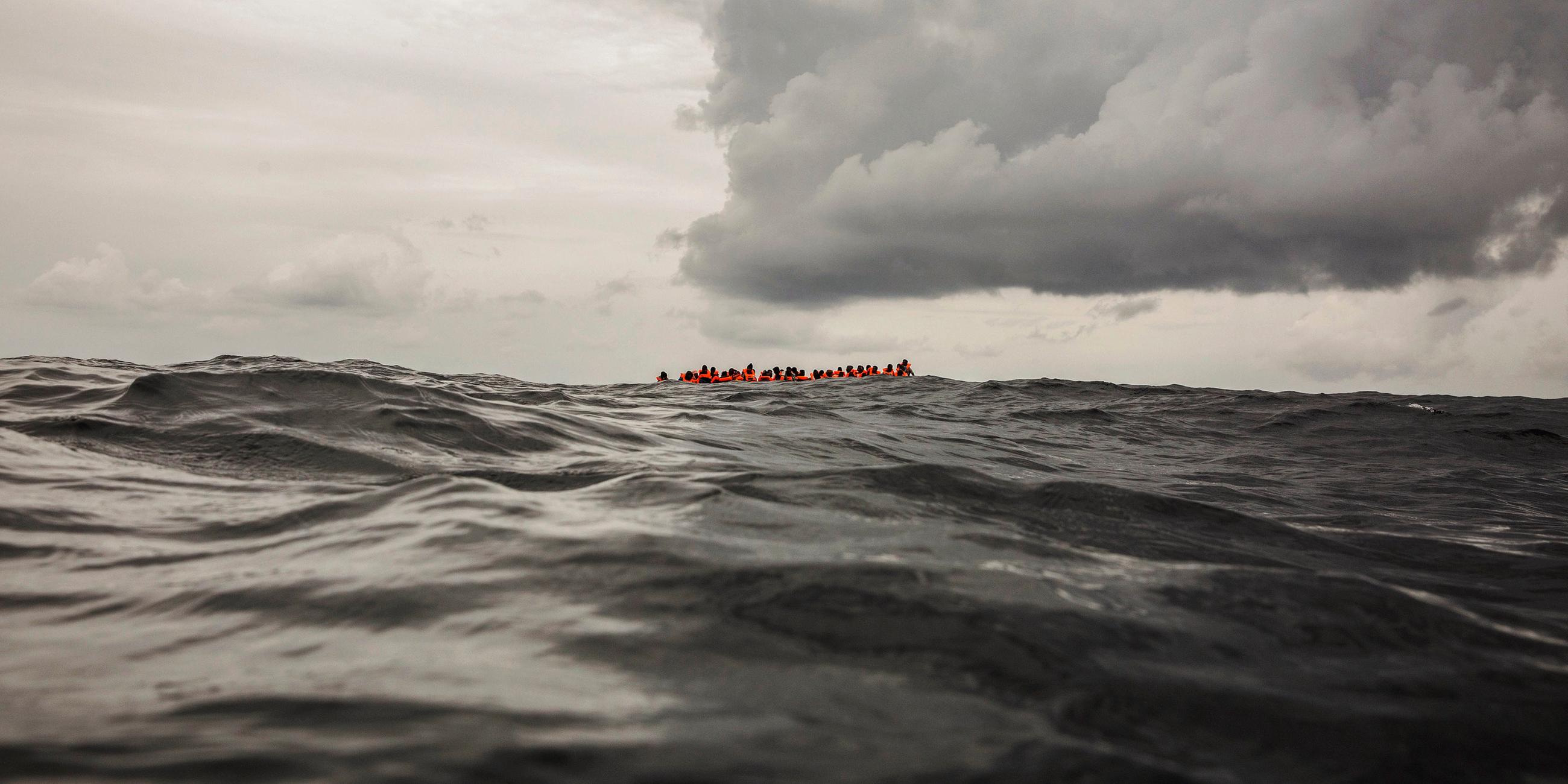 Fluechtlingsboot auf dem Mittelmeer