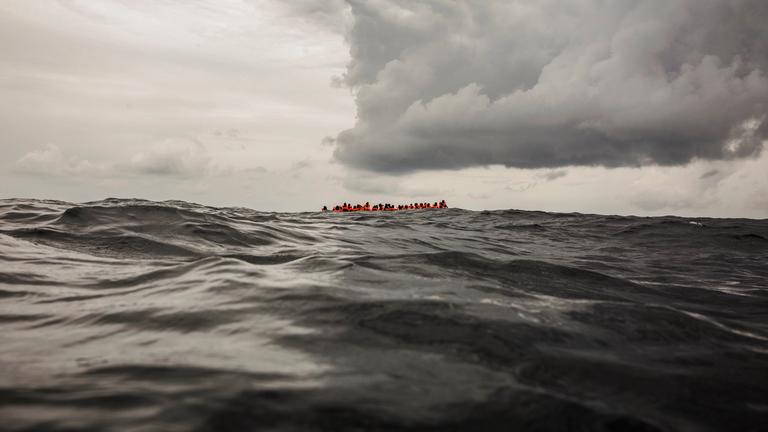 Fluechtlingsboot auf dem Mittelmeer